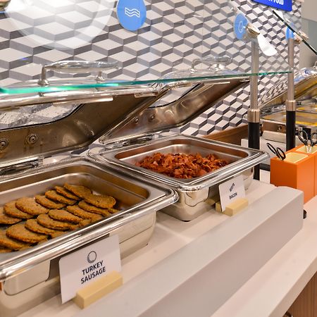 홀리데이 인 익스프레스 온타리오 호텔 Creekside 외부 사진